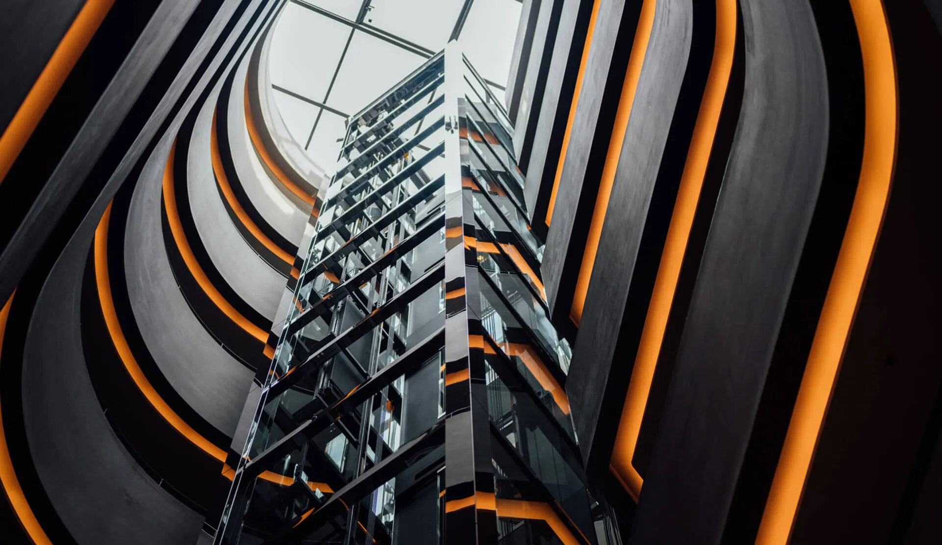 Elevator of glass with view out of roof