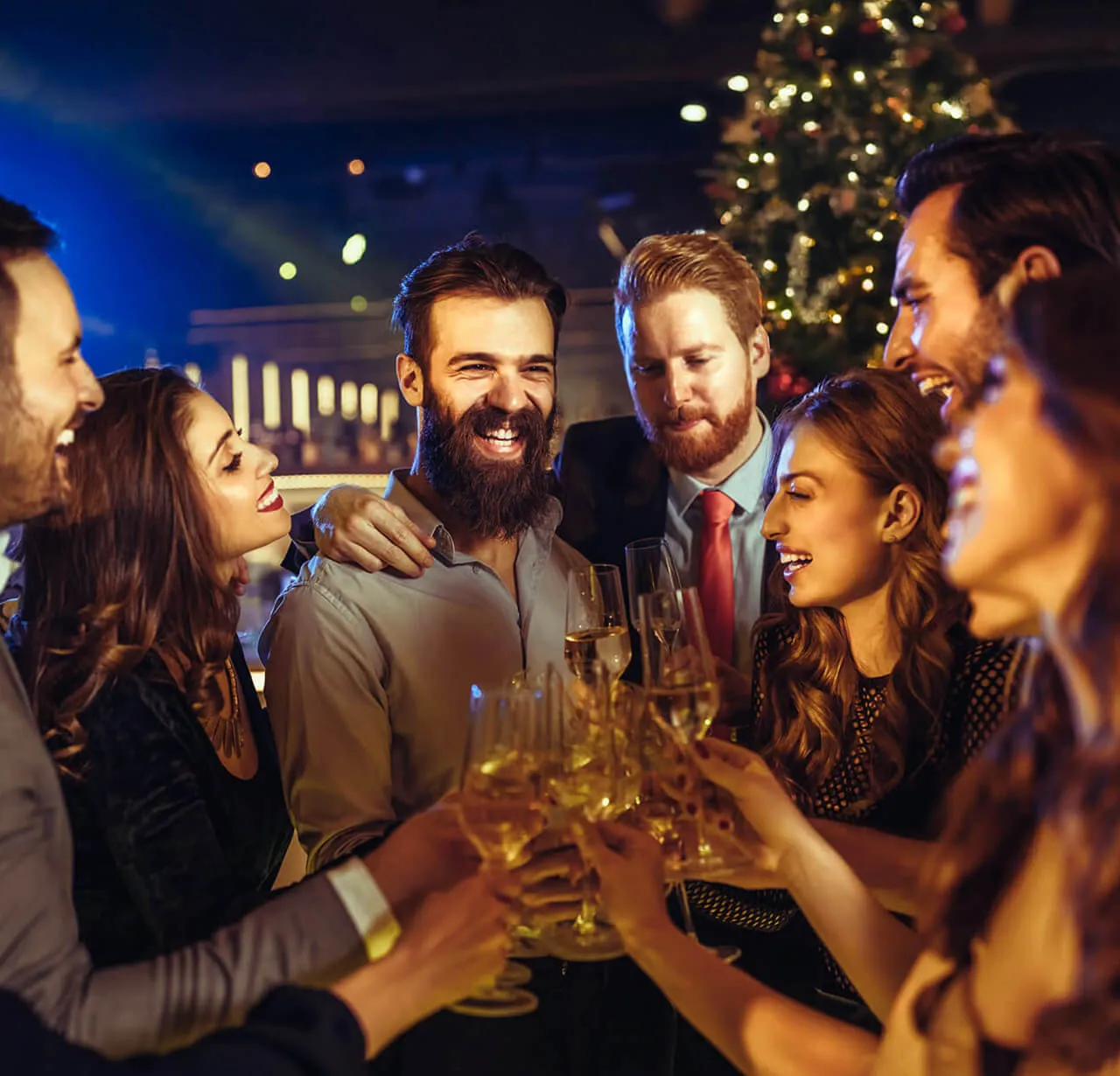 Eine Menschengruppe, die ausgelassen feiert