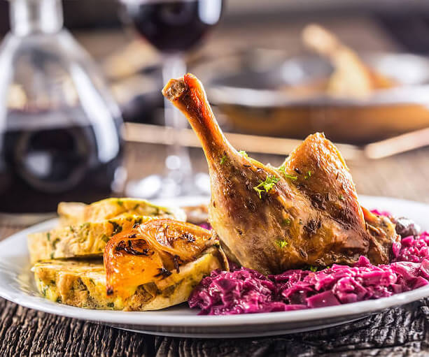 Weihnachtsgans mit Beilagen