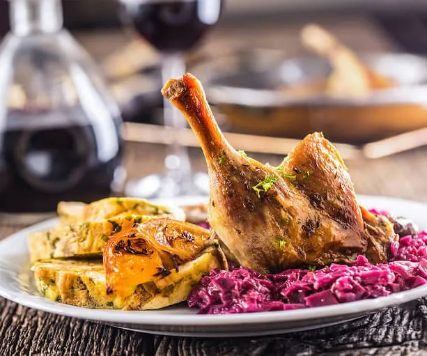 Weihnachtsgans mit Beilagen