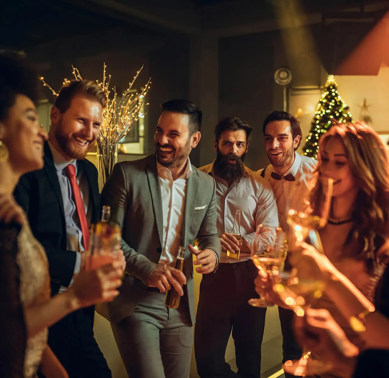 Eine Menchengruppe; die ausgelassen feiern