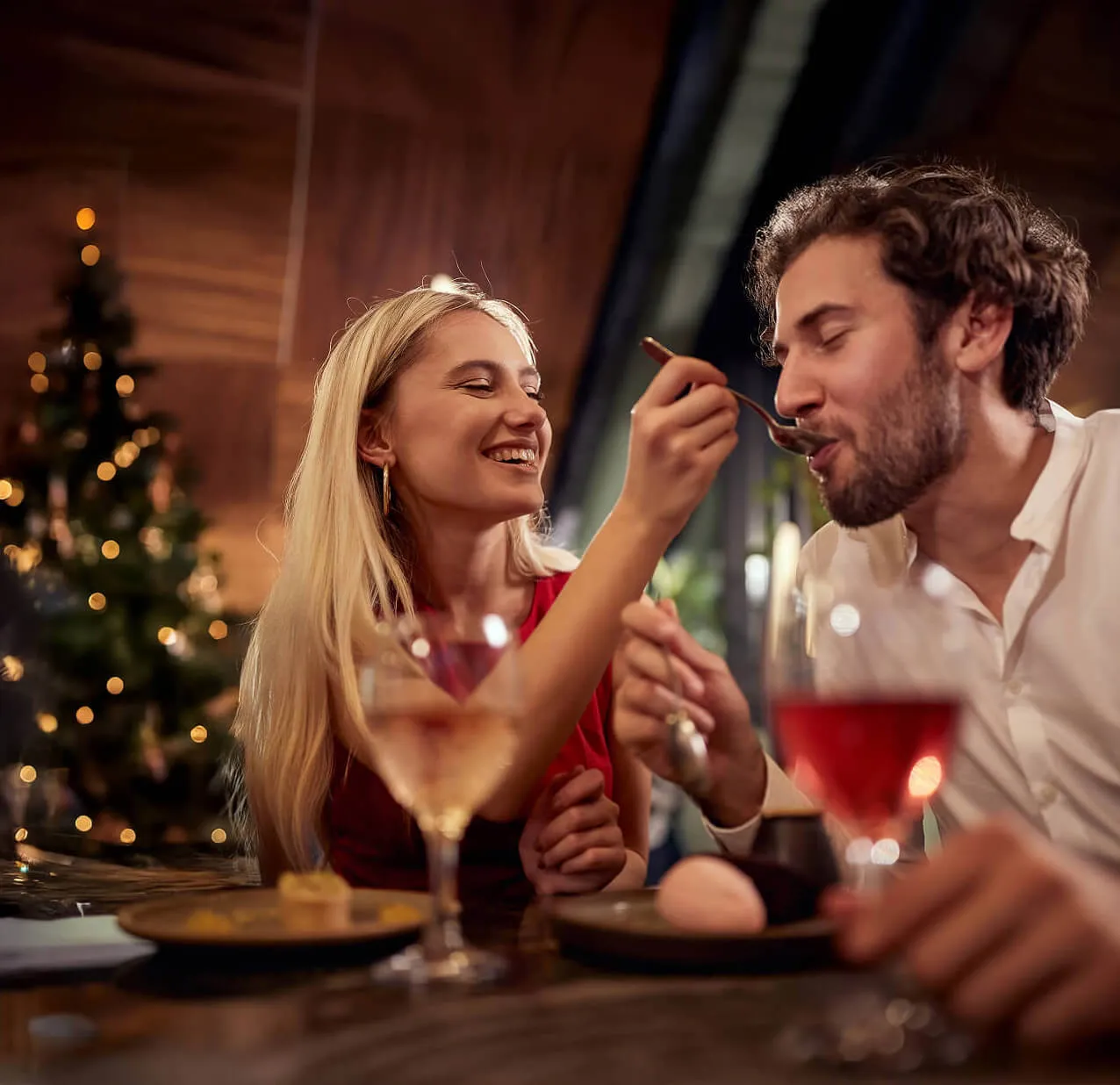 Ein Paar dass sich freudig füttert