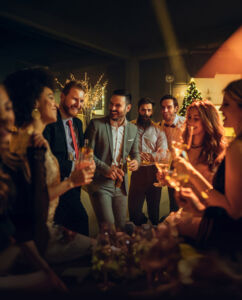Firmenweihnachtsfeier Eine Menschengruppe, die ausgelassen feiert