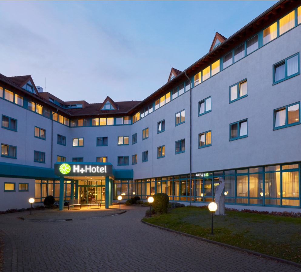 Bewohntes Hotelzimmer mit offenem Fenster und Blick auf den Markt