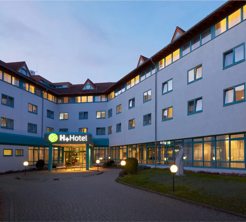 Bewohntes Hotelzimmer mit offenem Fenster und Blick auf den Markt