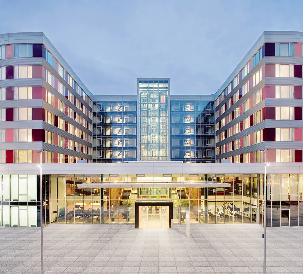 Bewohntes Hotelzimmer mit offenem Fenster und Blick auf den Markt