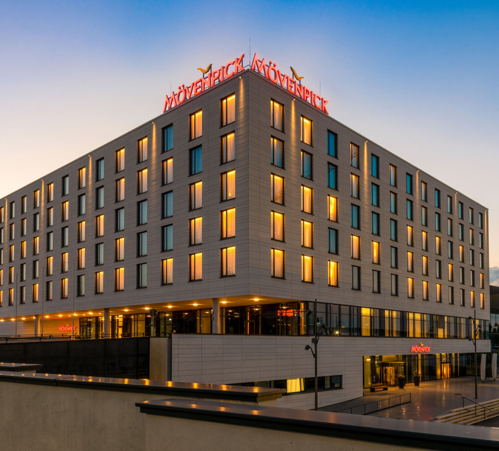 Bewohntes Hotelzimmer mit offenem Fenster und Blick auf den Markt